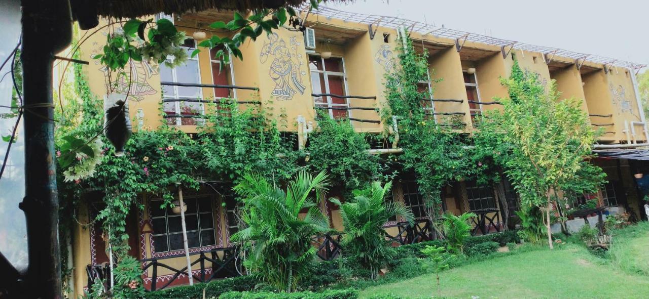 Roshnai Village Resort Болпур Екстериор снимка